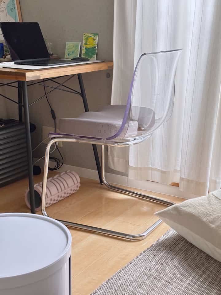 IKEAのクリアチェア。
透明だから存在感控えめなのがいい🤍

#モダンインテリア #ナチュラルインテリア #透明椅子 #作業スペース #ダイニングテーブル #グレーインテリア #クッション #座布団 #IKEA家具 #ウッドインテリア #一人暮らしアイテム 