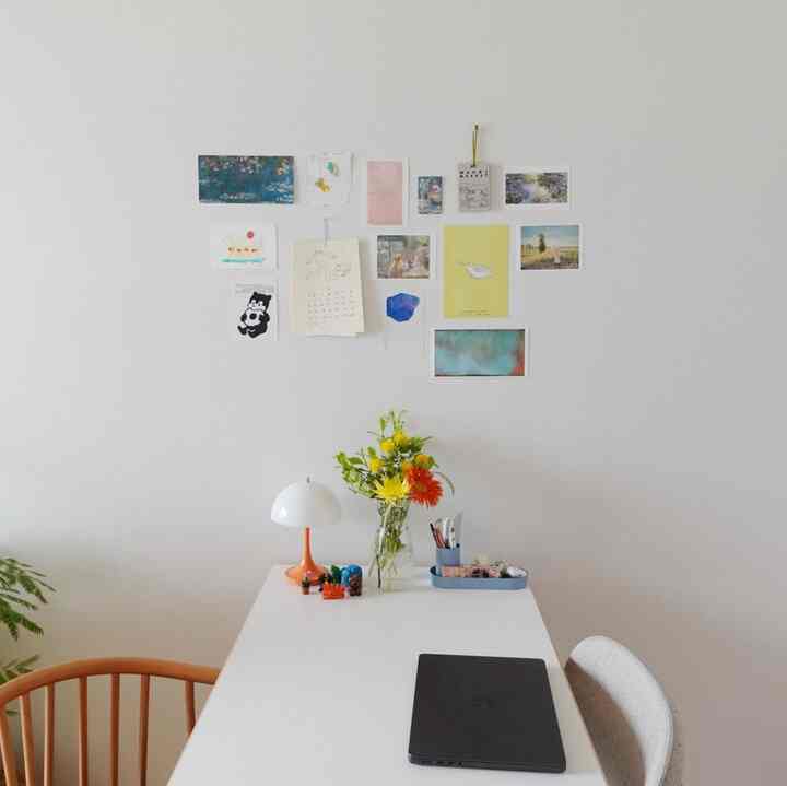 最近のダイニングテーブル。 
ミニチュアやお花のおかげで、いつもよりカラフル🌼🐻

#一人暮らし #一人暮らし部屋 #一人暮らしインテリア #ワンルームインテリア #ロフト付きワンルーム #Artek #北欧インテリア #北欧テイスト 