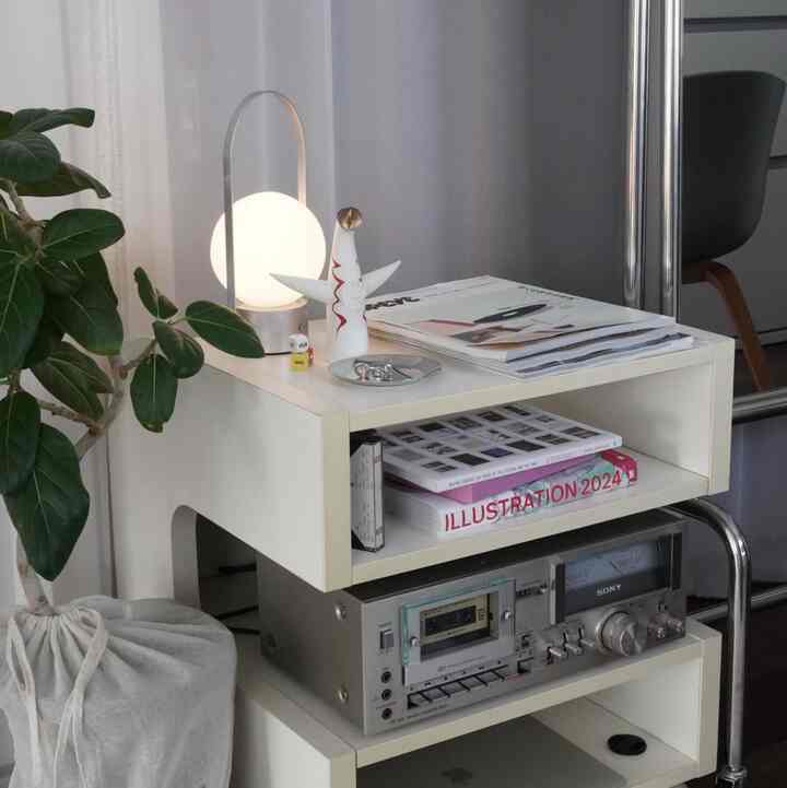 トローリーはオールドIKEA

「Ilen（イレン）」

もう購入できないものを載せてごめんなさい。

横から見ても形が愛しい家具。


太陽の塔は今回購入したもの。


どちらも過去のものですが時代が動いても置いてけぼりにならないデザイン性が素敵。

#サイドテーブル #トローリー #キャビネット・サイドボード  #IKEA #IKEA棚 