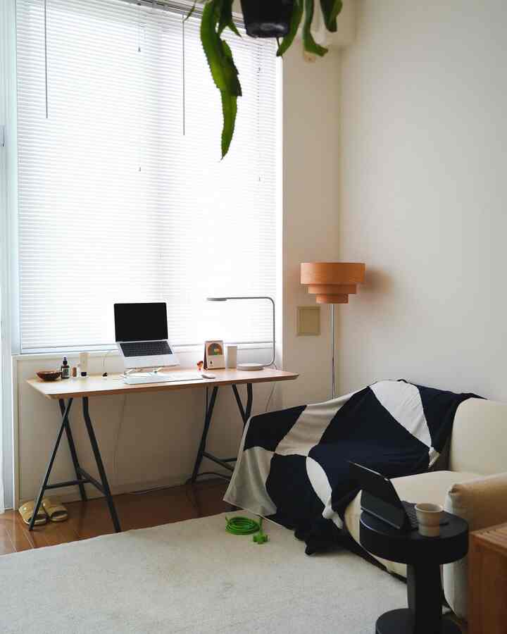 白とナチュラルカラーを基調とした、自然な雰囲気のモダンリビング兼ホームオフィス空間