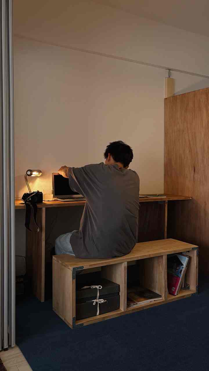 DIYのワークスペース
青い部屋にやっとできたデスクはもともとあったベンチに合わせました！
kanademonoのデスクランプが活かされてて可愛い〜

#デスクランプ #DIY #ワークスペース #ワークスペースインテリア #デスク #2LDKインテリア