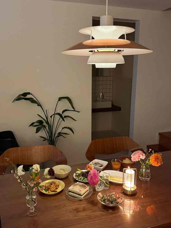 #結婚記念日 のお祝いをした際のダイニングの様子です☺️🌸 我が家の #ph5 はスマート電気を使っており光の色や強さを調整できます✨オケージョンにあわせて調整してます🤝
#ダイニング #ダイニング照明 #ダイニングインテリア 