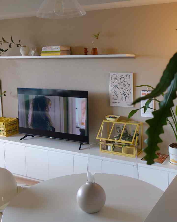 そんなに広くない我が家、
日々新しい画角を探索中📷笑

息子がすやすや寝ている間の
ほっとひと息の一人時間。

静かな空間に、植物や
お気に入りの小物たちがあるだけで
嬉しくなる🌷

家事終わった後に飲むカフェラテが
最高に美味しい！

#リビングインテリア #子供のいる部屋 #三人暮らし #子供のいる暮らし #マイルームインテリア #docksta #ドクスタ #tobias #トービアス #stokkesteps #ストッケステップス #cozyhome #apartmentliving #リビングダイニング #観葉植物のある部屋 #roomdesign #植物と暮らす #cozylivingroom #ohouseアンバサダー