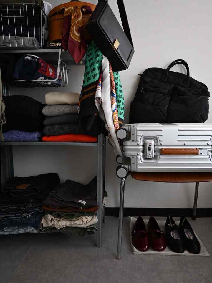 ナチュラルカラーの狭い玄関スペース、棚と収納アイデアが配置された整頓された空間