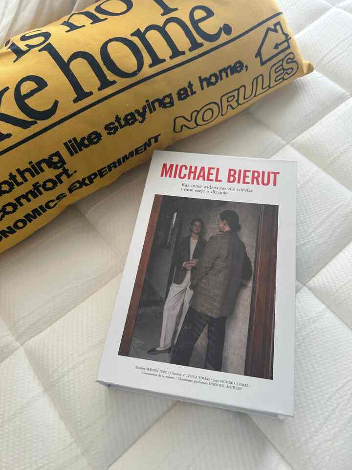 This book is actually a storage space, so you can hide things like remote controls and Switches,
so I recommend it! 
#storage #収納箱