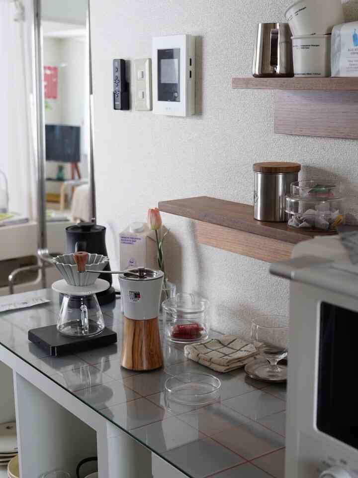 木製のキャビネットをキッチンに使用していましたがキッチンが賃貸でカラーが元々暗かったので寝室のIKEAカラックスと交換しました。

※2個前の投稿は木製キャビネットの時

ちょっと高級感はなくなったけどキッチンが明るくなって嬉しい。

なにより気分転換。

#キッチン #コーヒー・ティー用品  #コーヒーステーション