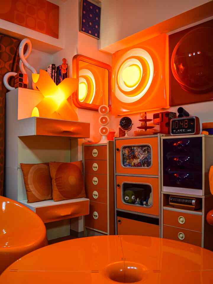 Hmm, I'm considering getting another chair...

After all, large furniture really stands out, so I want to put more and more of  #レトロポップ #昭和レトロ #ミッドセンチュリーモダン #レトロインテリア #レトロ #オレンジ #spaceage #Vitra #orange