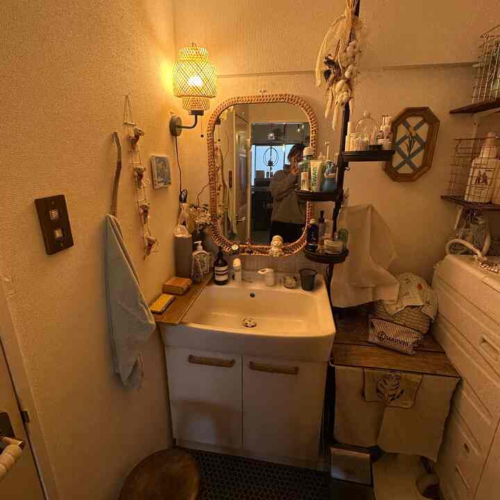 洗面所です！
diyでかなり可愛くなりました………

#洗面所　#洗面所DIY #築40年 #ビフォーアフター #DIY #韓国インテリア #ジャパンディ #古民家 #古道具 #猫のいる暮らし #blue #cat #セルフリノベ #beforeafter #洗面所収納 #aestheticroom #roommakeover #homedecor #interiorstyling #diyhome #셀프인테리어 #화장실인테리어 #인테리어소품 #작은집꾸미기 #셀프디아이와이 #리폼아이디어 #블루인테리어 #빈티지가구 #내추럴인테리어 #디아이와이그램