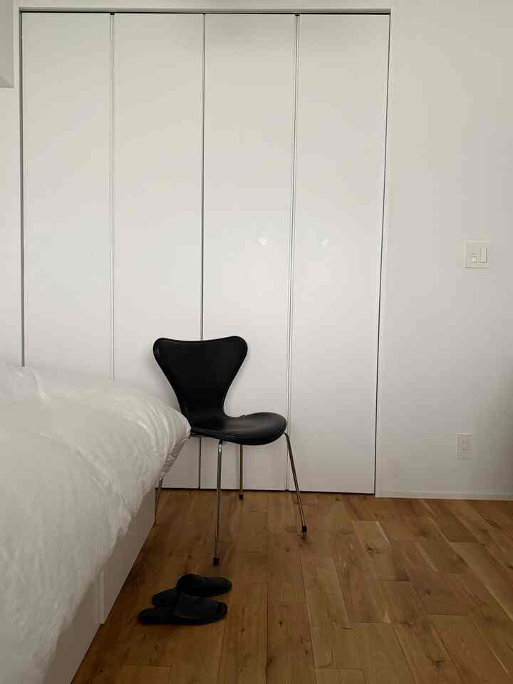 洋室。シングルベッドにデスク＆チェアのシンプルなお部屋です。


#フリッツハンセンセブンチェア
#gbhレザースリッパ
#マンションリノベーション
#フローリングオーク
#Panasonicベリティスクローゼット
#IKEAシングルベッド