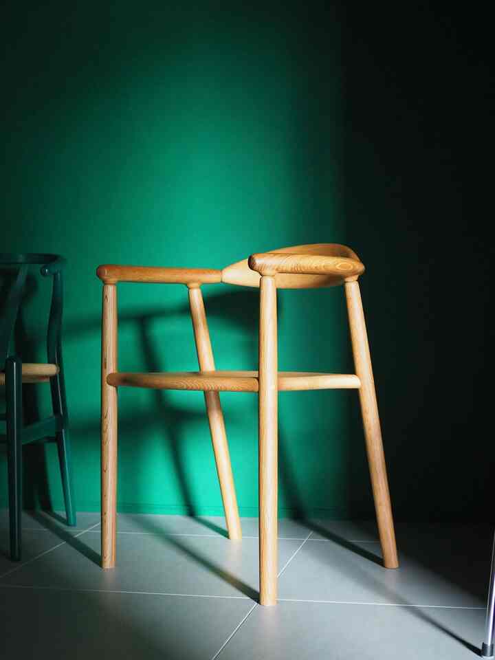 接合部が印象的なMUSUBI
質量感ある木と壁の緑でまるで森の中🌳

#チェア #ミニマル #カラードミニマル #オーク #KOYORI #allgreenroom