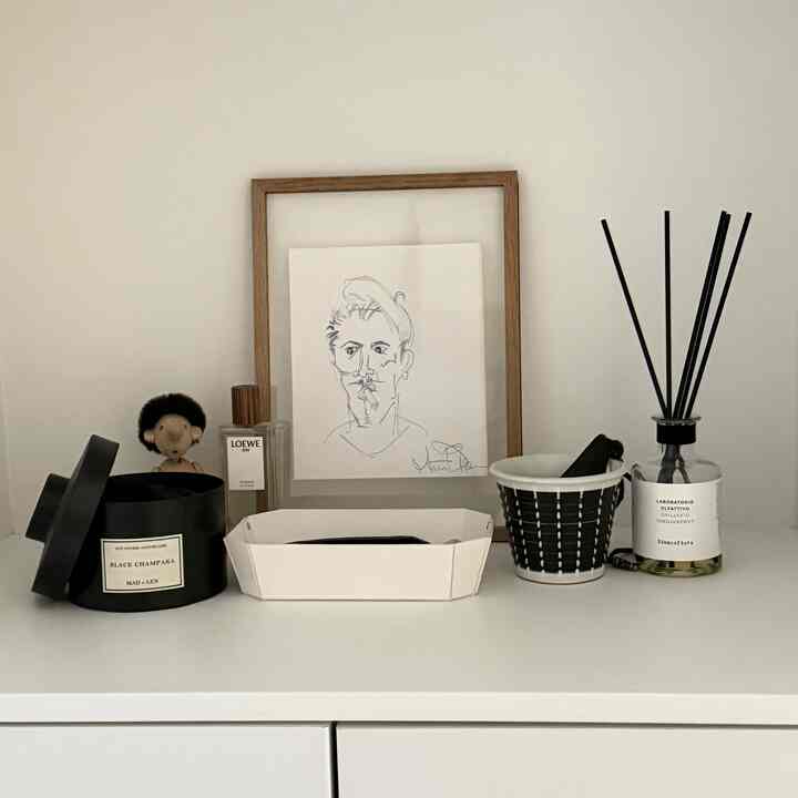 玄関
玄関ドアは元々ブラウンでしたが塗装が出来なかったためリメークシートを貼ってもらいました。
ポストと枠は塗装しています。
シューズクローゼットはPanasonicのベリティスです。
玄関入ってすぐの壁にルイスポールセンのフリントウォールを付けてもらいました。優しい灯りでお気に入りです。



#玄関リノベーション
#Panasonicベリティスシューズクローゼット
#LOUISPOULSENフリントウォール
#北欧ヴィンテージミラー
#ムーベフォトフレーム
#MAD et LEN
#マドエレン
#アーキテクトメイド Stritストリット