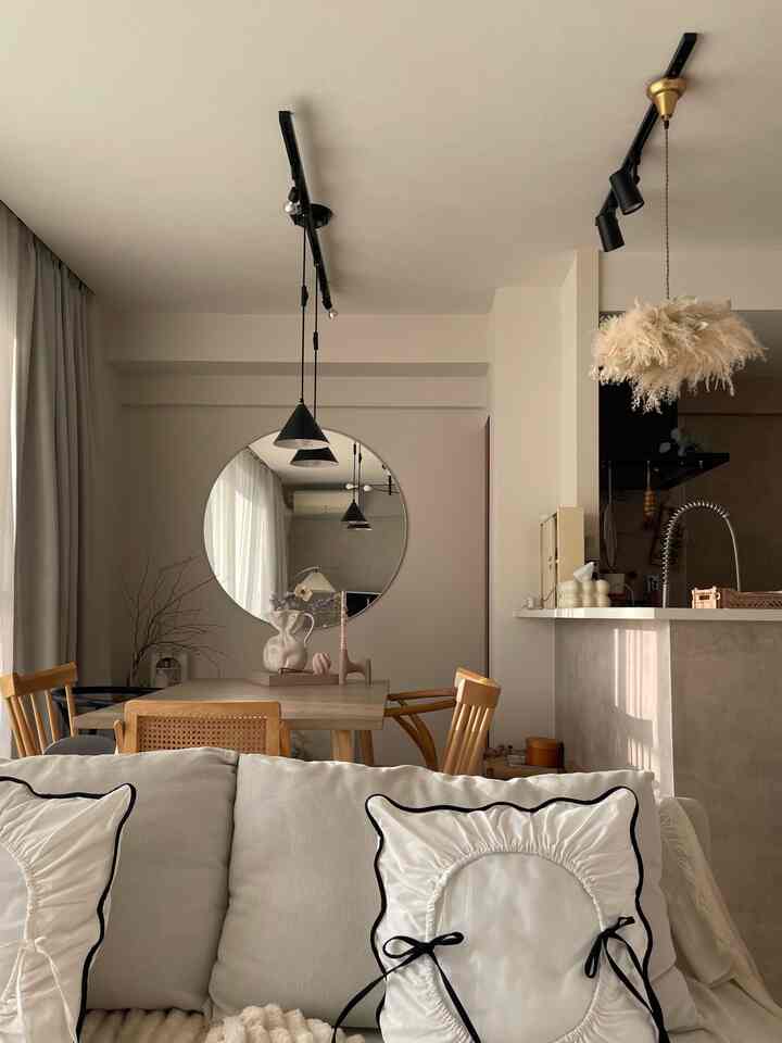 This is the dining room 🩶

This is a normal dining room in a standard apartment.

It's small! LOL

But I'm struggling every day to make it into a space I like!

#apartment
#dining room
#dining table
#dining room lighting
#dining room
#round mirror
