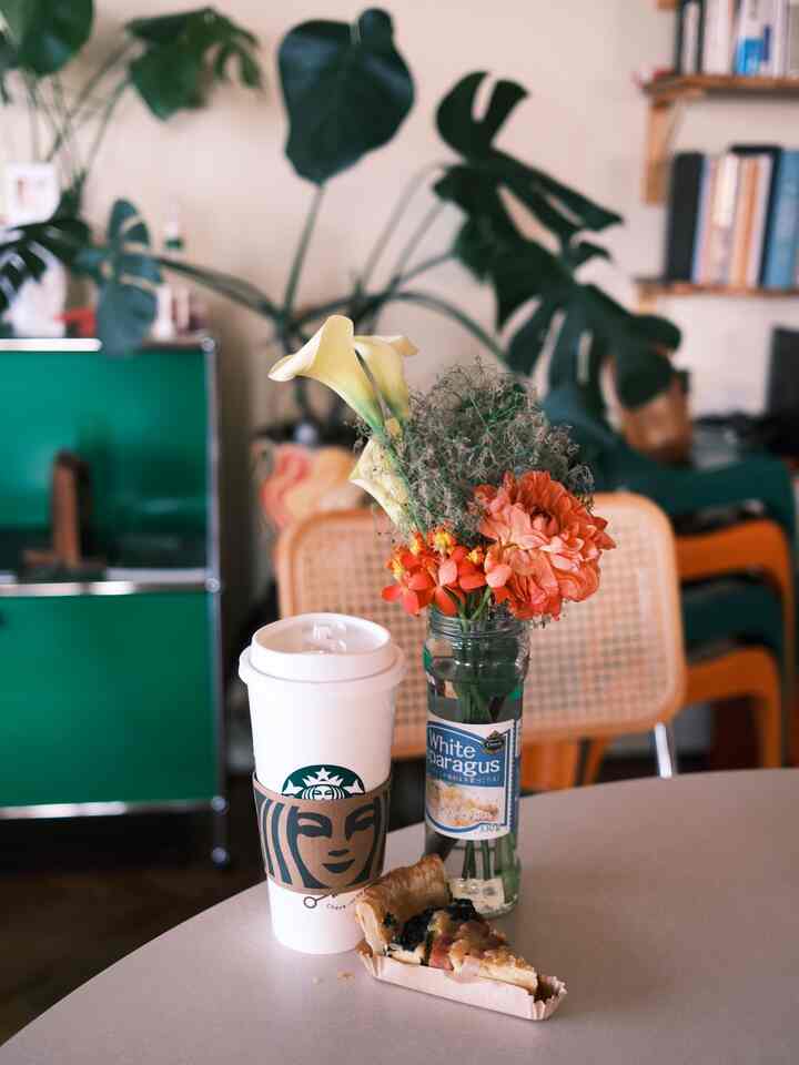 背景と化しても可愛いインテリアたち🌿

#Flower
#花
#マンションリノベーション
#renovation
#リビング
#おうち時間 
#インテリア
#インテリア家具 
#スターバックス 
#Starbucks 
