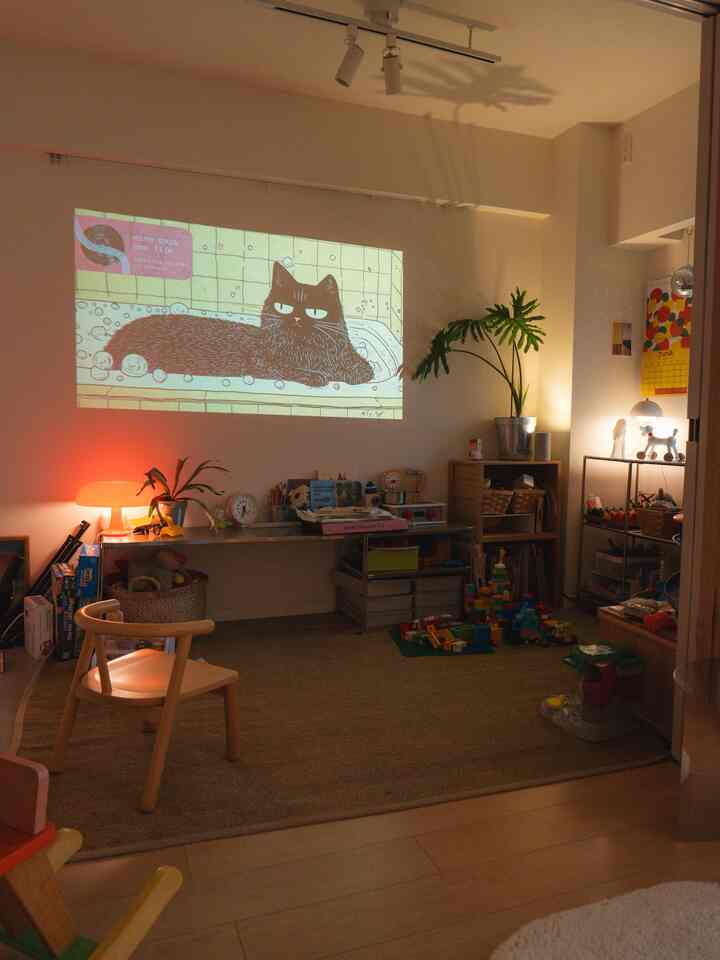 ベージュと木目調の子供部屋、間接照明とプロジェクターが温かみのある印象的な空間を演出