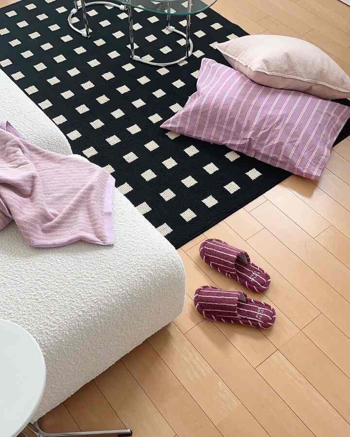 Matching colors with new slippers🩷

#Korean interior #ikea #エーケト #nomia #rug #3COINS #スリーコインズ #スリコ #スリコ購入品 #スリコ新商品 #ストライプ #ストライプ柄 #縞々 #シマシマ #スリッパ #ストライプスリッパ #슬리퍼
