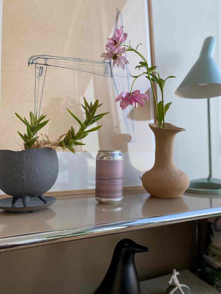 文具•雑貨メーカー〈HIGHTIDE〉と
醸造家〈Hobo Brewing〉による
コラボレーションビール

口当たりが柔らかくて
とても飲みやすかったです

ラベルデザインは写真家•西山勲さん

最近クラフトビールにハマっていて
見つけると記念に購入しています

思い出と共に味わうお酒は
いつもより美味しく感じる

#クラフトビール
#beer
#interior