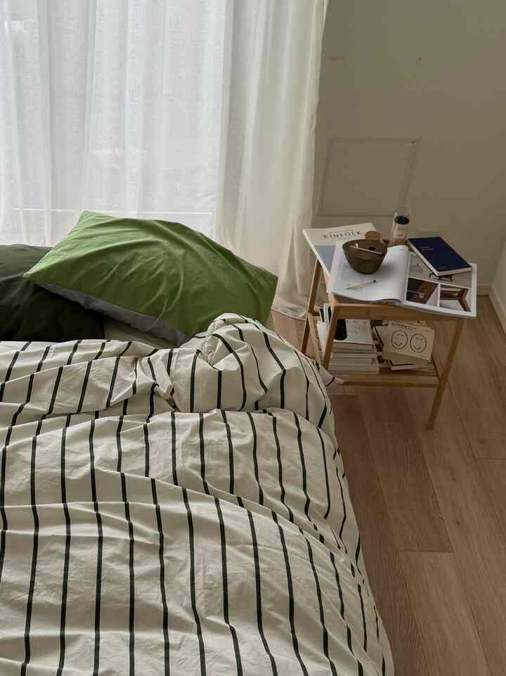 ベッドリネンを新しくしたよ🛏️🤍緑可愛い🌳
#ベッドカバー #ベッドサイドテーブル #ベッドインテリア 