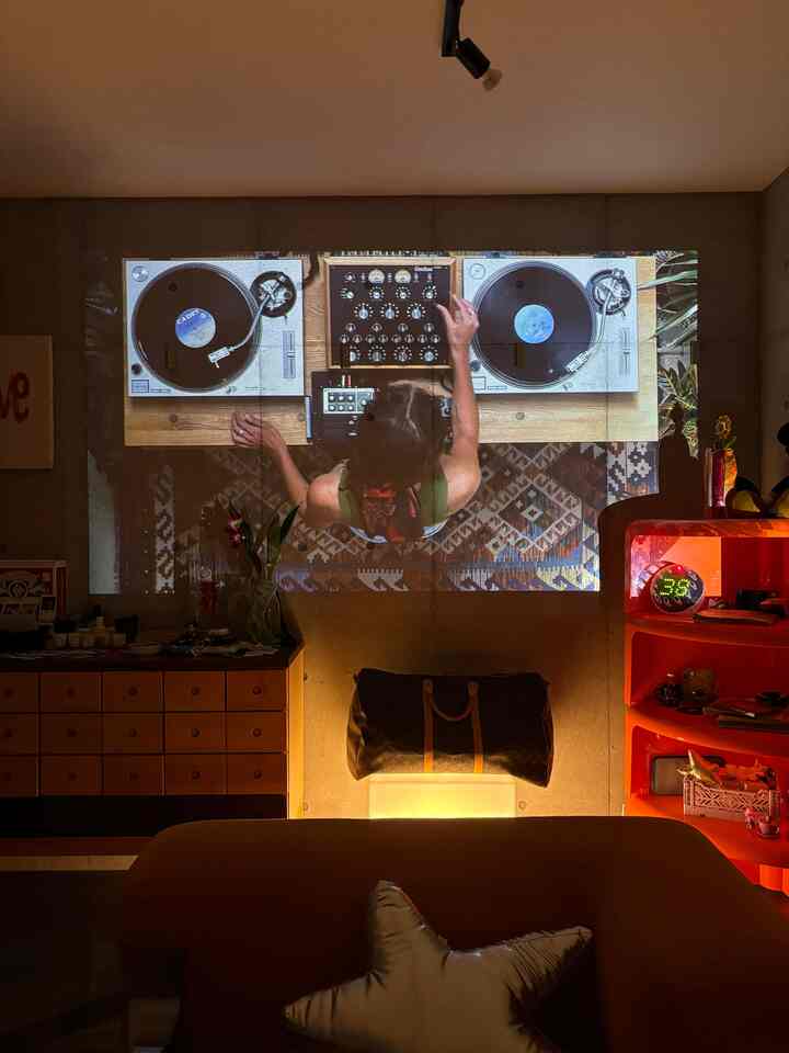 間接照明を灯しながら、DJミュージックに酔いしれるよるがだいすき🌙

#プロジェクターのある暮らし #間接照明 #音楽のある暮らし #DJミュージック #おうち時間 #夜の過ごし方 #ナイトルーティン #お部屋づくり #ムードのある部屋 #暮らしを楽しむ #projectorlife #ambientlight #djlifestyle #cozynight #roomvibes #nightaesthetic #chillspace #musicandlights