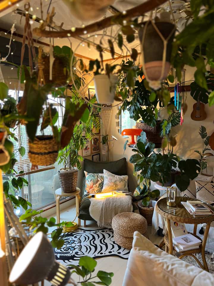 同じ空間なのに家具の配置を少し変えただけで
雰囲気ガラリと変わる面白さ。

#模様替え #リビング #ウッドカーペット
#植物インテリア #カラフルなインテリア 
#家具配置 #DIY #ハンドメイド 