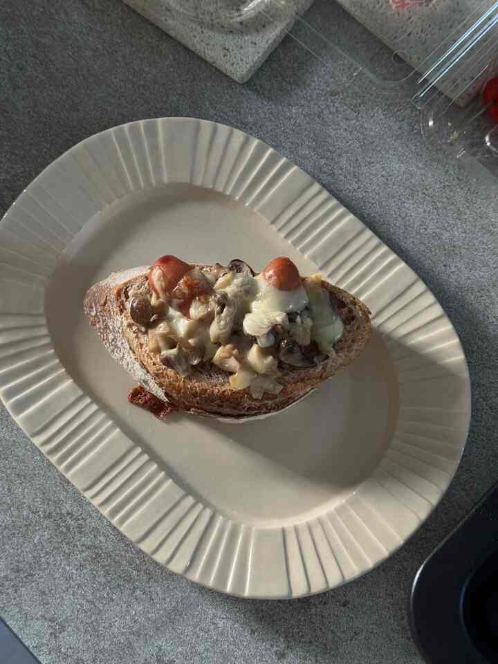 きのこたっぷりのブルスケッタハードパンにのせたら美味しかった〜🥖

#グレーインテリア　#朝ごはん
