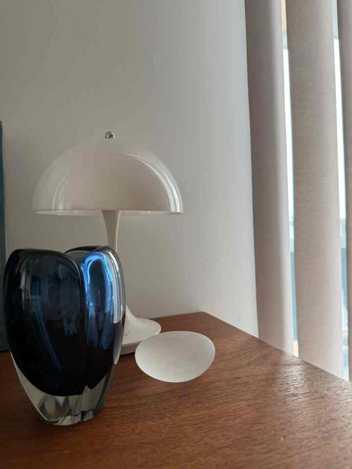 北欧ヴィンテージチェストの上のディスプレイ。
ブルーのフラワーベースはカイフランクのヴィンテージです。
POINT OF VIEWのガラスのペーパーウェイトと合わせて。



#POINT OF VIEW ペーパーウェイト
#カイフランク
#KAJFRANCK
#ルイスポールセンパンテラポータブル
#パーチカルブラインド
#マンションリノベーション
#北欧インテリア
#北欧ヴィンテージ