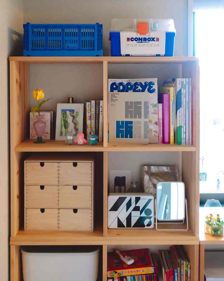 トミカ持ち運び用に
広げて遊べるCONBOXを購入🚙

昔弟が使っていたのですが
今はもう製造していないようで
中古のものを買いました

座敷の飲食店に行くとき、
BBQをするときなど役立っています👦

なんとなく部屋に馴染む色味でよかった
定位置も決まりました👌笑

　

#おもちゃ収納 #子供部屋 #子供部屋インテリア #無印収納 #ivar #イーヴァル #やわらかポリエチレンケース #ニトリタイルカーペット #収納 #マンションインテリア #韓国インテリア #kidsroom #kidsroomdecor #ニトリタイルカーペット