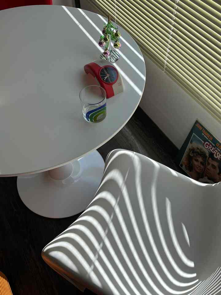 ブランドから漏れる日も、すてきなんだよ🌞
床にはお気に入りのレコードを並べているよ


#ダイニングインテリア #食卓のある暮らし #パントンチェア #名作チェア #ミッドセンチュリーモダン #椅子のある風景 #レコード #ブラインド