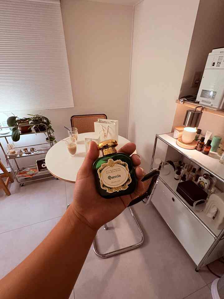 ホワイトとウッドトーンが調和したミニマルなホームカフェ、丸いダイニングテーブルと収納キャビネットが配置された雰囲気のあるインテリア