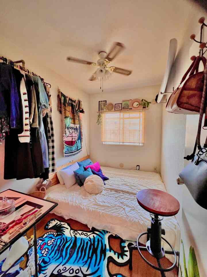 これからガッツリ模様替えする予定ですが
現在の寝室です。


#サーフボード　#寝室のインテリア #団地暮らし #築古マンション #模様替え #趣味生活 #趣味
 #カラフルなインテリア 
