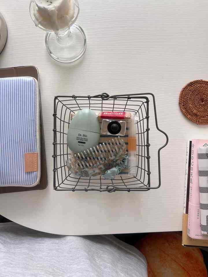 夜に使うものをまとめてカゴに入れたら可愛く整理されていい感じ🧺
IKEAの廃盤スツールが椅子にも机にも物置にもなる、スツールらしい働きをしてくれていてとても有難い😌 

最近気づいたことなんだけど、夜は何かを生み出そうとしなくていい、自分の心を自分の中心に戻してあげることが大事なんだなって

⁡
⁡
⁡
ロフト付き物件での暮らし( @mizu_room.605 )
ぜひフォローして見守ってください🕊
⁡
#ロフト付き物件
#暮らしの記録
#一人暮らし
#お部屋作り 
#模様替え
#韓国インテリア
#mirumupost
#メイクマイルーム