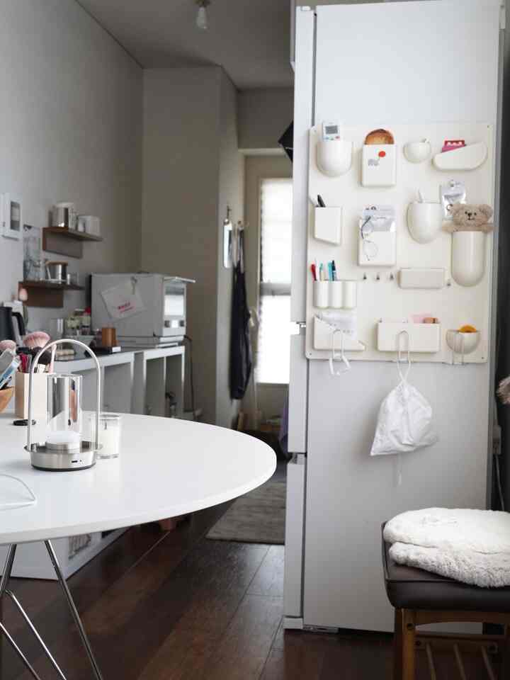 キッチンが暗いので模様替えをして木製キャビネットをIKEAのカラックスにかえました。

引き出しが無くなって不便かなと思いましたが意外と手間が省けていいです。

カラックスの扉とか引き出しは全然手に入らないので諦めモード。

冷蔵庫はパラソニックですがお店に並んでる冷蔵庫の中ではマット素材で一目惚れでした。
マット素材って意外とないんですよね。

賃貸だとリビングとキッチンが近く冷蔵庫の存在は大きいのでちょっとお金かけました。


#キッチン #模様替え #カラックス #IKEA #食器棚