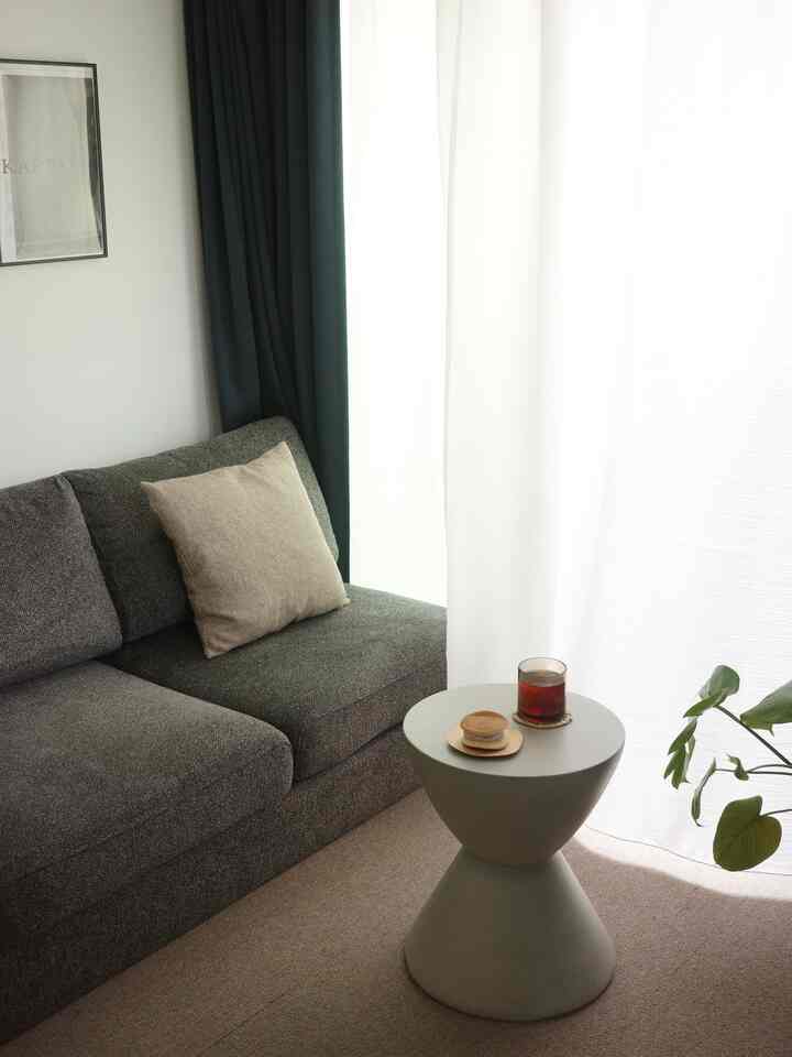 買ってよかったサイドテーブル🧡
#リビング #和モダン #和モダンインテリア #サイドテーブル #スツール #グレーインテリア 