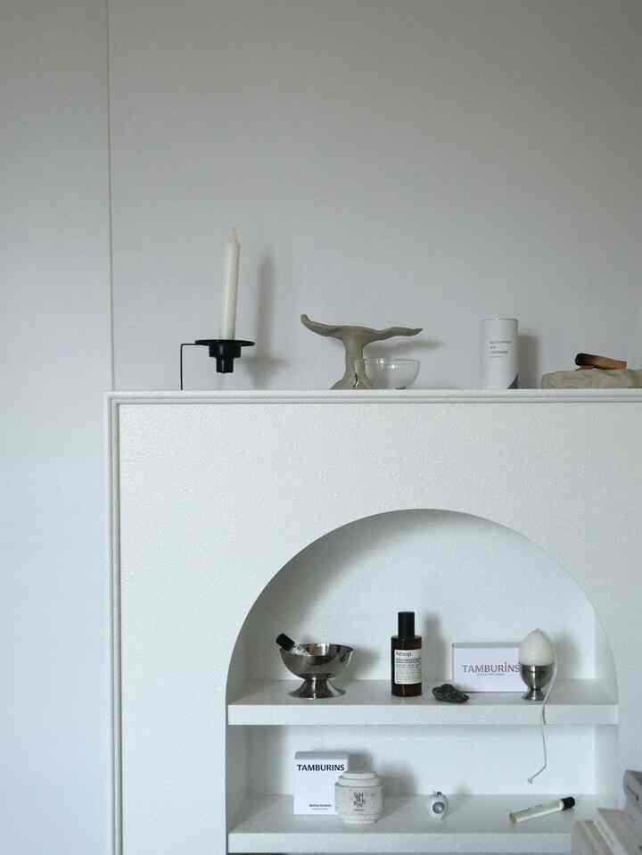 
マントルピースの上段はお香とかパロサントの香り系を置いています ☺︎

アーチ型のマントルピースのディスプレイ難しい…





#Koreaninterior #Koreainterior #無機質インテリア #韓国インテリア #シンプルインテリア #シンプルなインテリア #ホワイトインテリア #インテリア #海外インテリア #モノトーンインテリア #シンプリスト #部屋づくり 