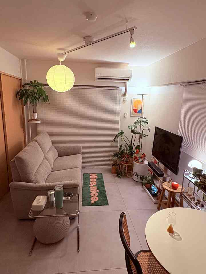 お気に入りのアングル。

暑過ぎて窓は開けずにクーラーをつける夜。
本当だったら、まだこの季節は窓を開けて夜風を入れて、お香とか焚きたかったー！
でも気に入っているこの部屋。

#ミッドセンチュリー #ミッドセンチュリーモダン #ガラステーブル #韓国インテリア #丸テーブル #1LDK 