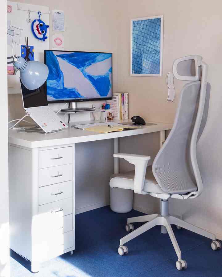 webデザインの仕事をしています。
1日に数時間過ごす場所なので、お気に入りを詰め込んでる🌻

ブルーとホワイトでまとめたデスクスペースは、静かで整った自分だけの場所。
コンパクトでも、使いやすさと好きなものを詰め込んだ、わたしらしいワークスペースです。

#lagkapten #ラグカプテン #matchspel #マッチスペル #desksetup #デスク周り #デスクスペース #ワークスペース #helmer #ヘルメル #adils #オディリス #スヴェンソース #svensås