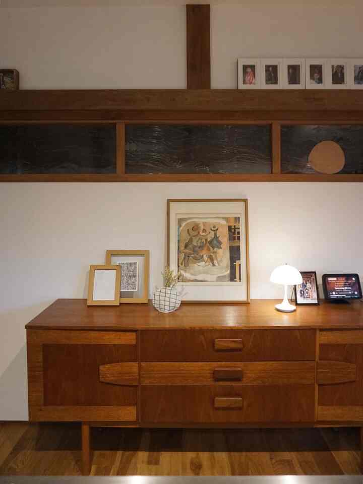 リビング側にあったサイドボードは
キッチン向かいにお引越し。
子供の学用品の棚は子供部屋に移動しました。
見た目もすっきり。

#サイドボード
#イギリスヴィンテージ
#ヴィンテージ家具
#アート
#室内窓
#interior