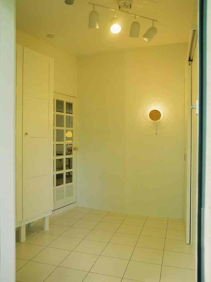 海外みたいに、フラットにつながる玄関。
少しでも広く感じられるように、段差をなくしました🌞来客時はどこで靴脱ぐ？って必ずなります👟

#玄関　#玄関インテリア #玄関照明 #玄関デザイン #リノベーション 