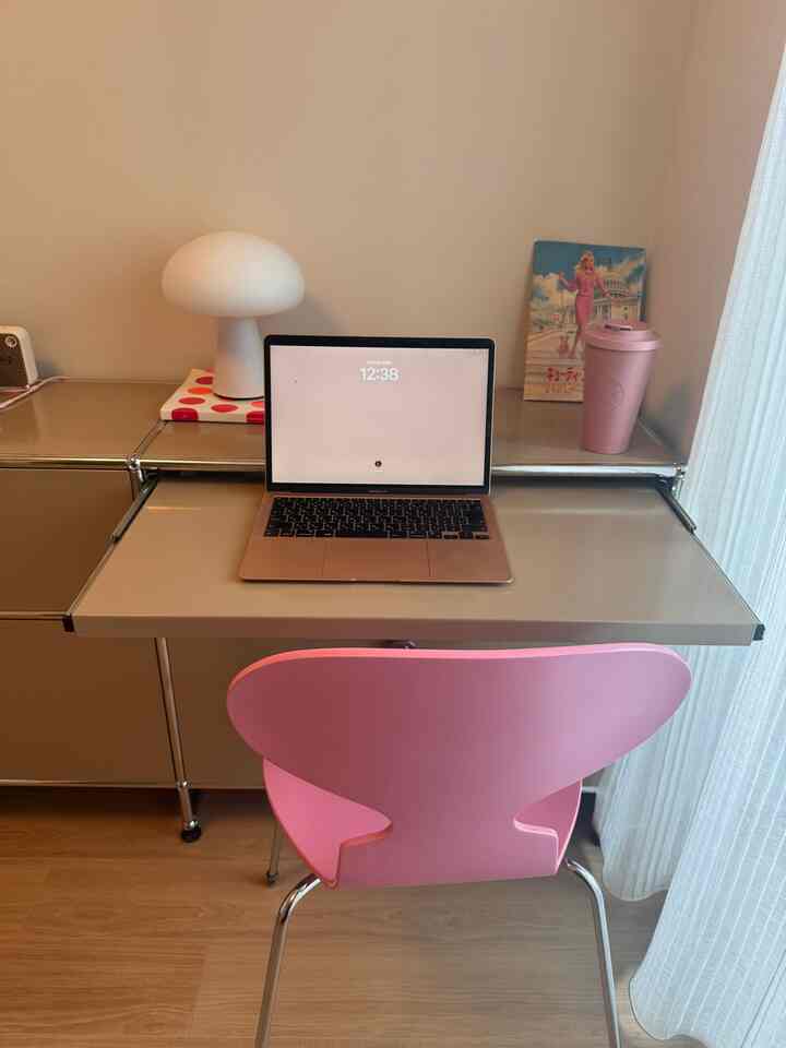 ワークデスクを置くスペースはないけど、ダイニングテーブルをワークデスクにしたくなくて、考えに考えた結果、USMでカスタマイズ。
私にとってかなの出費だったけど、これは本当に買ってよかったと思う。色もサイズ感も機能も最高！

#インテリア #ひとり暮らし
#홈데코 #오늘의집 #집꾸미기
#USMHaller #FRITZHANSEN #GUBI