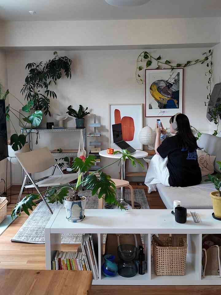 午後のひと休み。好きなもので囲まれて、整う時間。☕️🪴

#暮らしを楽しむ #リビング #植物のある部屋 #花瓶・フラワーベース #花瓶 #MOBJE #IKEA #HAY 