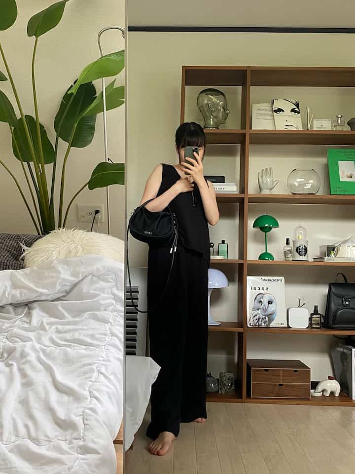 Selfie 🤳 Cermin ukuran penuh ini besar, sehingga memantulkan ruangan Anda dengan baik!

#cermin ukuran penuh #フェイクグリーン #棚 #シェルフ #ベット #ストレリチア #オーガスタ #インテリア小物