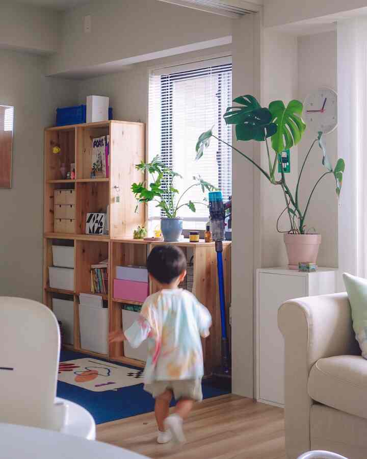 Anak saya langsung lari begitu selesai makan siang.

Jumlah mainan makin bertambah,
ruangan makin semarak,

Saya lebih banyak menghabiskan waktu bermain dengan anak saya,
dan lebih sedikit waktu bekerja😂

Tanaman favorit saya,
ruangan yang penuh dengan barang-barang yang saya suka,
dan suara langkah kaki berlarian.

Meskipun tidak sempurna,
saya rasa ruangan ini menjadi ruang yang unik bagi kami.

Aku ingin tahu hari seperti apa hari ini🏃‍♀️

#Hidup bersama anak-anak #日常の記録 #暮らしを楽しむ #観葉植物のある暮らし #おもちゃ収納 #子供部屋 #子供部屋インテリア #無印収納 #ivar #イーヴァル #やわらかポリエチレンケース #ニトリタイルカーペット #収納 #マンションインテリア #kidsroom #kidsroomdecor