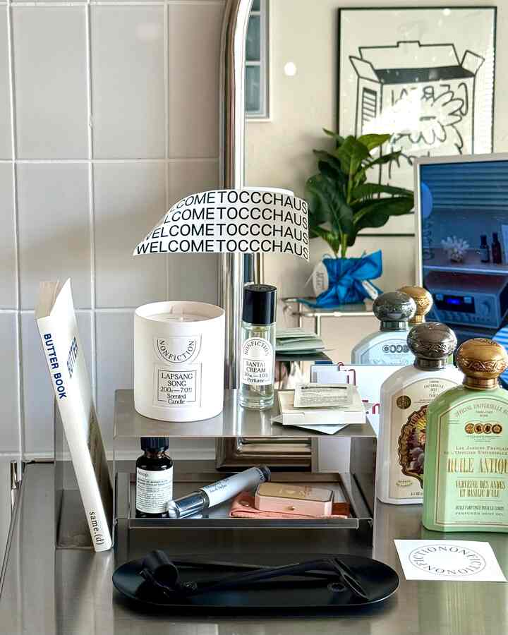 シルバートーンのステンレスデスクオーガナイザーにキャンドルやディフューザーなどの小物が整然と配置されたミニマルな空間