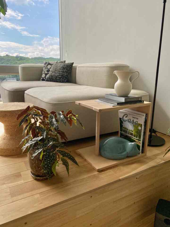 レスティングキャットに本を支えてもらっています

#restingcat
#vitra
#bookend
#interior