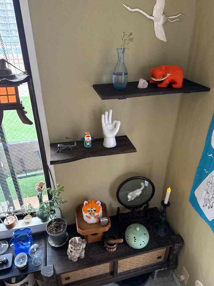 床の間ちゃんです。  
可愛いね🫶  

This is my tokonoma (alcove).  
Isn’t it adorable?🫶  

이곳은 도코노마예요.  
귀엽죠🫶

#床の間 #和室 #古民家風DIY #わびさび #和の暮らし #インテリア #古道具 #おうち時間 #日本家屋 #畳のある暮らし #暮らしを楽しむ #myroom #tokonoma #japanesestyle #wabisabi #zenvibes #homedecor #japaneseroom #japanesetradition #japanesedesign #traditionalhome #rusticdecor #calmspace #和風インテリア #방인테리어 #일본스타일 #일본인테리어 #와비사비 #도코노마 #고민가스타일