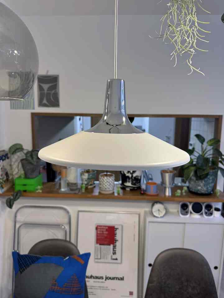 白と茶色の色調のダイニング、ペンダントライトとダイニングチェア、複数の植物が配置されたミッドセンチュリーモダンの雰囲気あるインテリア