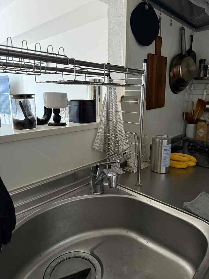 特に変わってはいませんが久しぶりのキッチン
タイルシートを貼ろうと思い数ヶ月…

#キッチン　#ステンレスラック　#調味料ラック　#水切りラック #賃貸キッチン