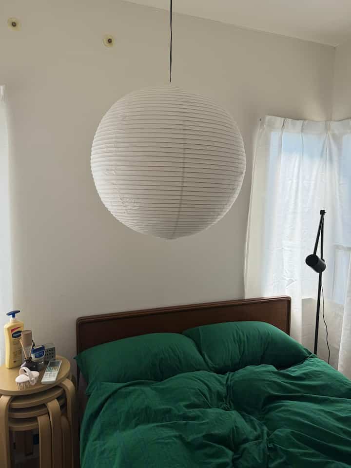 そろそろ新しいアイテムを追加したいと思いつつ、、🛏️😢

#寝室 #ベッドルーム #bedroom #IKEA #HAY 
#artofblack #ミッドセンチュリー 