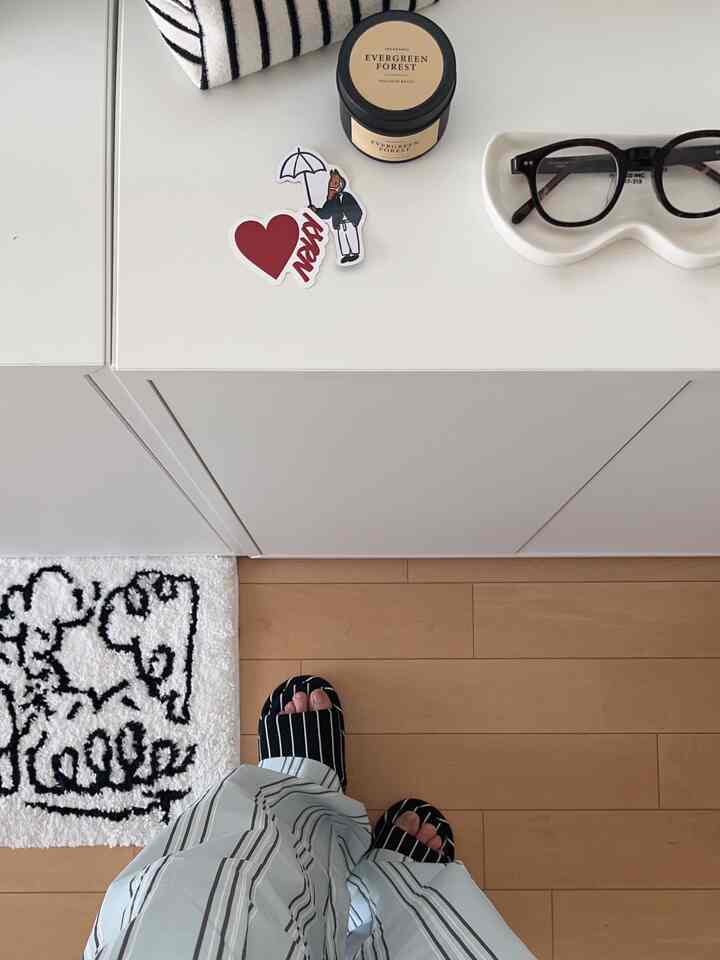 The slippers I bought at shein are cute and comfortable to wear 🖤🦓

#slippers #ストライプスリッパ #韓国インテリア #エーケト #IKEA #nomia #nomiaラグ