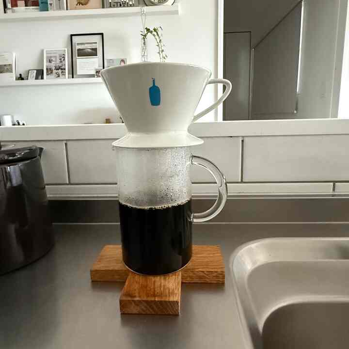 キッチン。
ブルーボトルのカラフェ＆ドリッパー
木製鍋敷は長年愛用のラッセントレーのもの。


#ブルーボトルコーヒーセット
#ブルーボトルカラフェ
#ブルーボトルドリッパー
#アニエスベーマグカップ＆ソーサー
#ラッセントレー木製鍋敷
