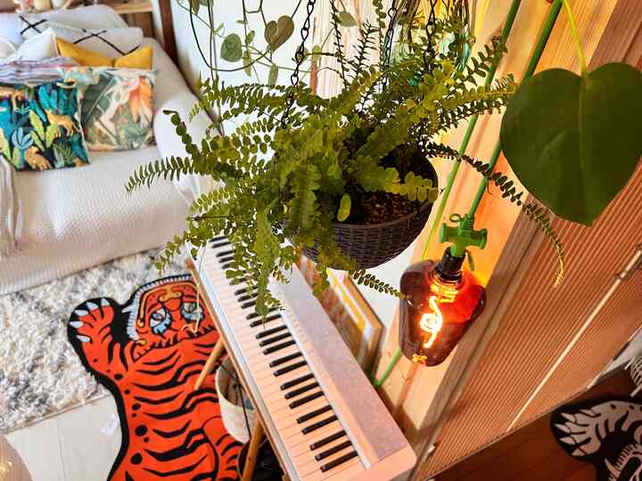 A living room filled with the couple's hobbies

We love music 🎵.

#Hobby space #電子キーボード　#ギター

#Music #お気に入りスペース

